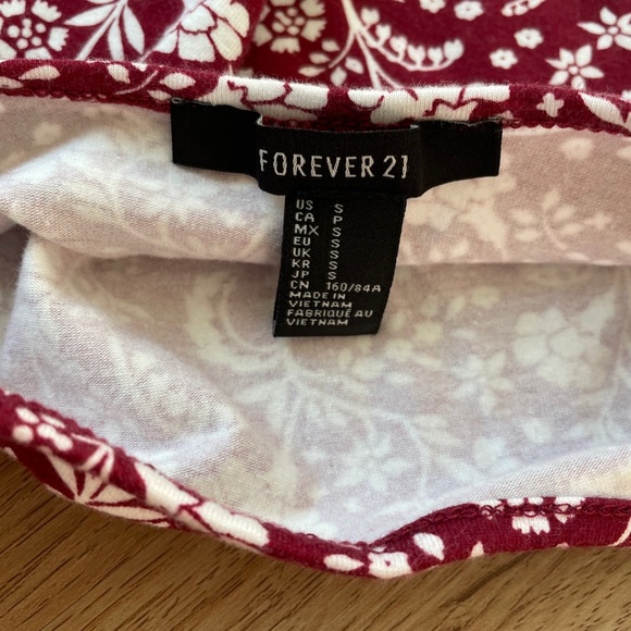 Forever 21 patterned crop top - Picture 2 of 2